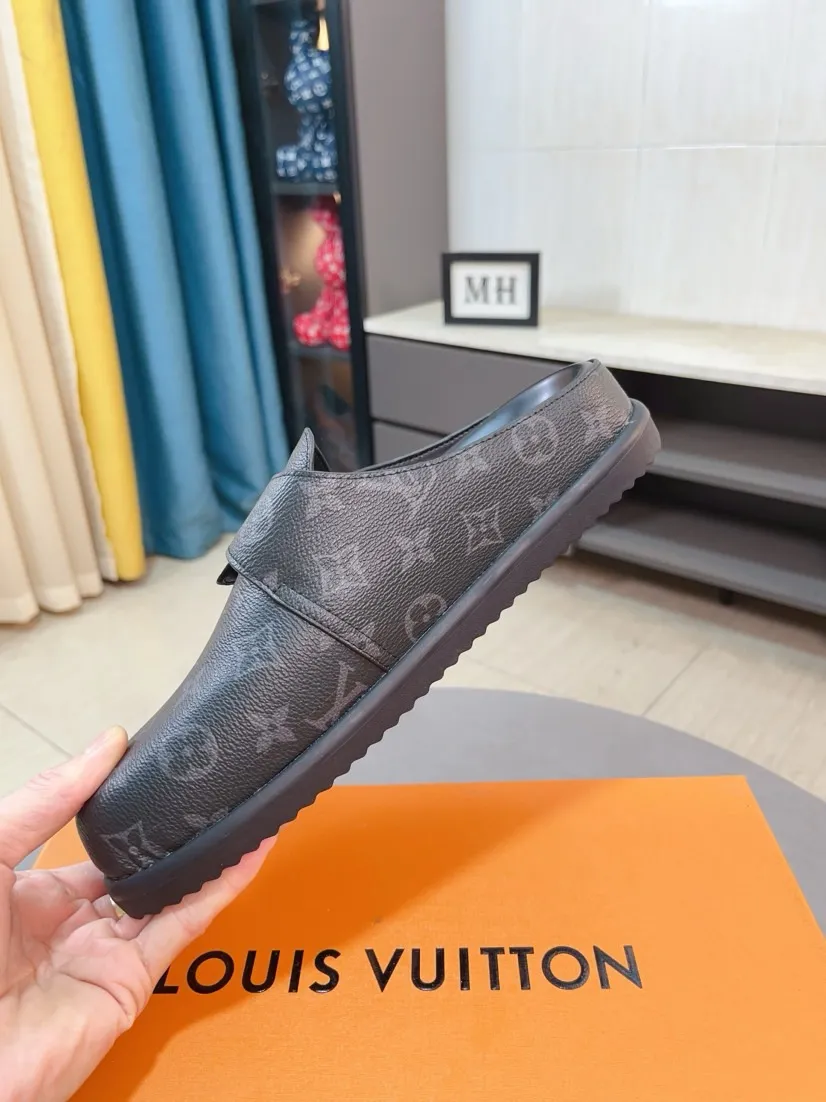 Men's Men's Shoes 💰400🌸🌸🌸🌸LV Easy 2025 new men's casual sandals and slippers, made of suede cow leather, with Monogram pattern to highlight the trendy style. Adjustable straps illuminated with LV letters, while a resilient insole and micro outsole provide lightweight comfort. Made of suede cow leather with embossed Monogram pattern and brand element metal hardware✅Adjustable straps➕Tough insole‼ ️Micro outsole. Comfortable and easy to wear‼ ️ size：38-45